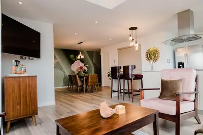 Image de Experience Unparalleled Luxury in Zona 10 Premier Condo. Zona Viva!