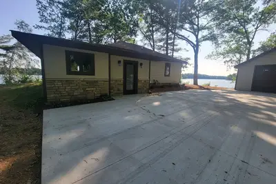 Image de Beautiful and Spacious Lake Home. Amazing Panoramic Lake Views.