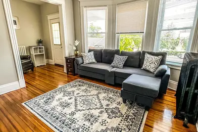 Image de \"The Red House\" 4 Bedroom/Sleeps 8 in the heart of Albany Ny