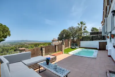 Image de Verdi: Maison avec vue spectaculaire sur la mer et piscine privée à Pals