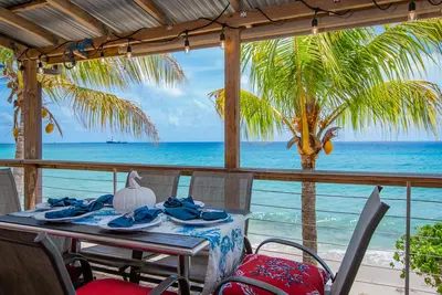 Image de Beachfront Home with Large Deck. Walk to Restaurants. Near Downtown.