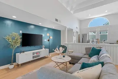 Image de Lux Desert Oasis | Pool Table, Parking, Location