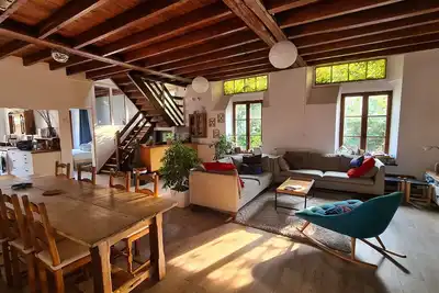 Image de Countryside house with river at the end of the garden