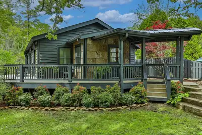 Image de Mountain chic cottage in the center of Downtown Highlands!