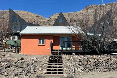 Image de Colorful casita at the base of S Mountain. Close to trails, river, and town!