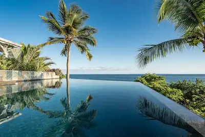 Image de Villa Sea Side superbe villa avec ses deux piscines orientées côté mer.