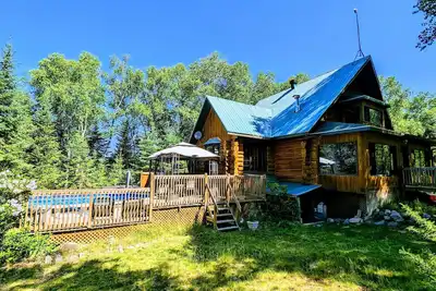 Image de 1- Bouleau : Log home by a river & a small pond on 50 acres land in the forest