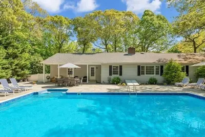 Image de Newly Renovated Modern Home With Beach Access and Pool!