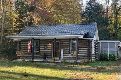 Image de Whimsical 1800’s cabin near dan river, belews lake, golfing, hanging rock hiking