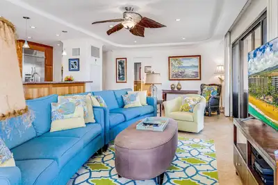 Image de Bright & Colorful Ocean Views - Professionally Managed