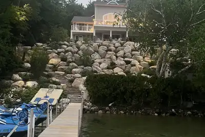 Image de Phenomenal 4 Br, 5 Ba lakefront home on North Shore Drive, Walloon Lake.