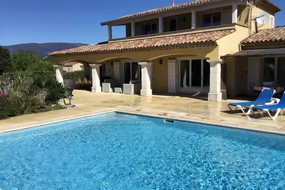 Image de Maison avec Piscine Chauffe Jacuzzi avec terrasse privée, jardin privé et Wi-Fi