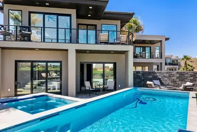 Image de Luxurious Golf Haven ~ Pool & Spa ~ Stunning View