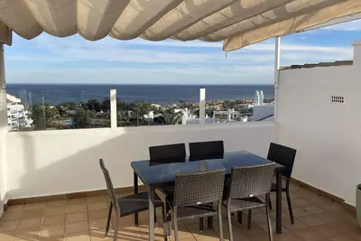 Image de Ático Dúplex con Vistas al mar y el Golf Cerca del Puerto de la Duquesa