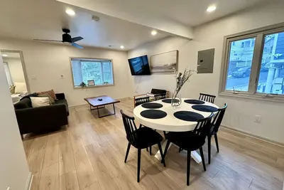 Image de Top Floor Modern 2-Bed w/ King Bed Free Parking