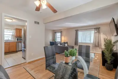 Image de Bright Top Fl 2-Bd | King bed | N. Arlington!