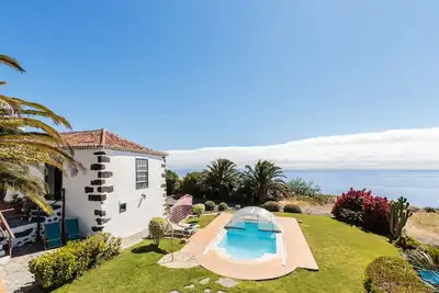 Image de Casa con Piscina Privada y Jardines Bien Ubicada en La Palma