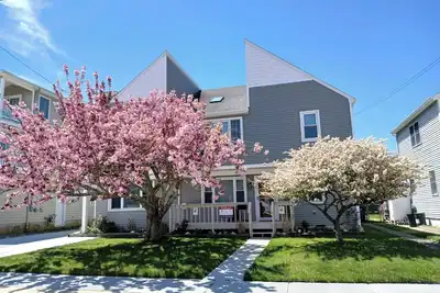 Image de New 1st floor Guest House only a few hundred yards to beach. Deck. Patio. Bbq.