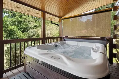 Image de Luxury Cabin with 2 Kings & 1 Queen, 5 miles to Casino, Hot Tub & Fire Pit
