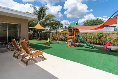 Image de Family friendly home with playground. 2 miles away from hard rock hotel  casino