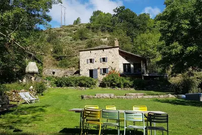 Image de Paradis Familial en Ardèche avec Rivière, Jacuzzi et Sauna, au grand calme