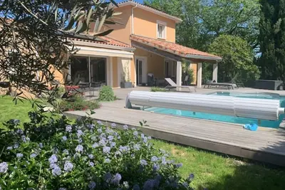 Belle maison familiale avec jardin et piscine