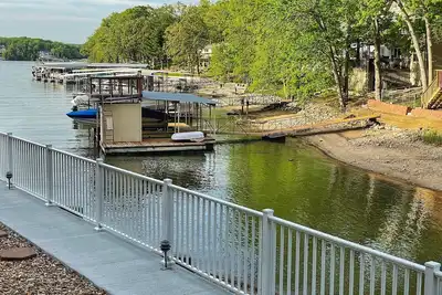 Image de Lakefront Condo with Seasonal Pool! Edge of the cove! Stairs Optional!