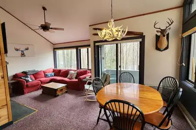 Image de 2 Bed/2Bath White Mtn treetop Townhome across from Loon w views, \npool & shuttle