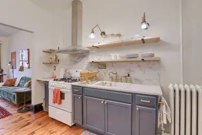 Image de Historic charm: art-filled apartmnt centrally located in historic Lancaster city