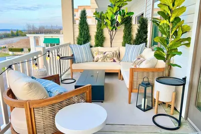 3bed -2bath Retreat Sleeps up to 9 w/Amenities+LargerTerrace+Bay Views+Office