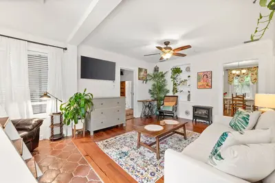 Image de Walk Everywhere! Upgraded Historic Cottage - circa 1883