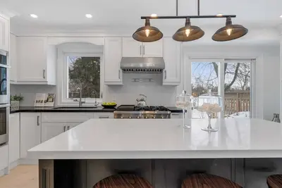 Image de Modern main floor 3-bdrm apartment backing onto a park