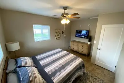 Image de Newly remodeled 3 bedroom home next to everything!