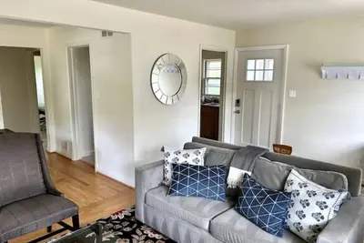 Image de Sunny Hilltop 2-Br Top Floor in Arlington