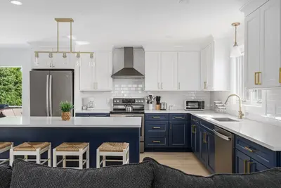 Spacious 4-bed located 1 mile from Newport Beaches