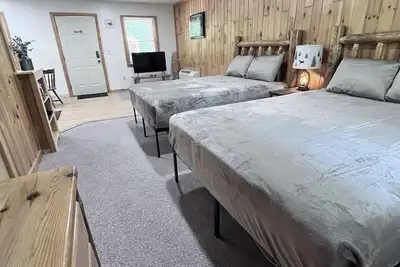 Image de Open Floor Plan Two Queen Bedroom in Manistee National Forest #3