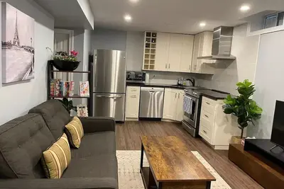 Image de 4-bdrm, king & bunkbed, park behind, trails nearby\n