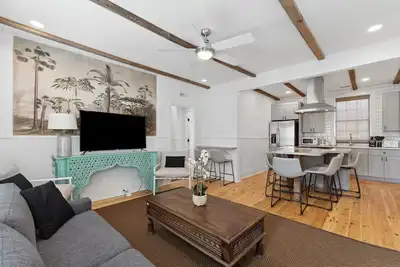 Image de ‘Pacific Blue’ – Historic Home 5 mins to King St.