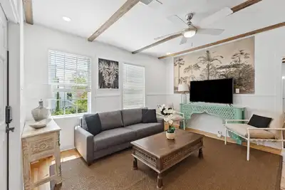 Image de ‘Tropical Blue’ – Historic Home 5 mins to King St.