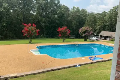 Image de Cozy home- covered back porch and pool. 3 bedroom\n25 minutes to Oxford or tupelo