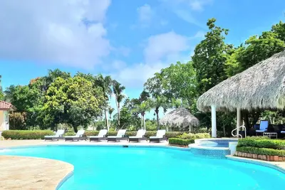 Image de Xx-Large Tropical Estate with 7 bedrooms, large pool and private putting holes.