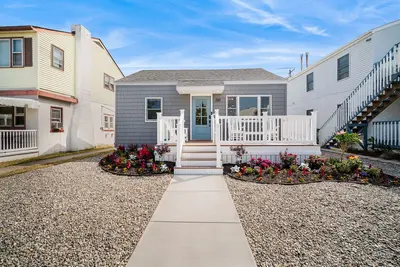 Beach Bungalow -- 1. 5 Blocks to Beach!