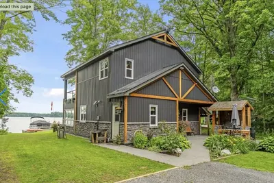 Image de Charming waterside retreat located on Bob's Lake with games room!