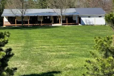 Image de One level home with plenty of room for everyone. Come sit on the porch.