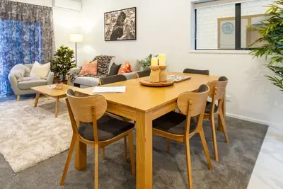 Image de 3 Bedroom 2 Bathroom Hagley Parkside Perch