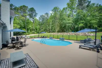 Image de Newnan Vacation Rental w/ Pool & Pickleball Court!