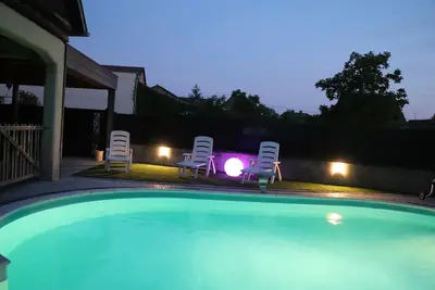 Image de Maison spacieuse avec piscine, idéale pour les familles