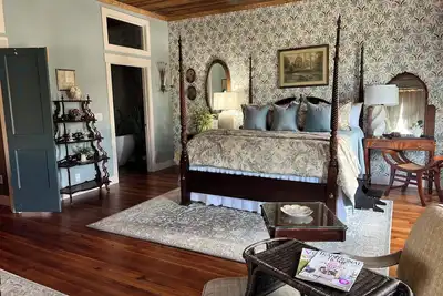 Image de The Library Inn Springfield, Ga\nA Hidden Gem in a charming Hallmark town.