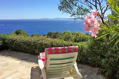 Image de Charmant Bastidon avec vue spectaculaire sur la mer, piscine commune
