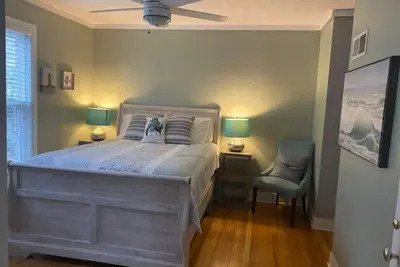 #1 cozy 1-Bdrm suite downtown with parking